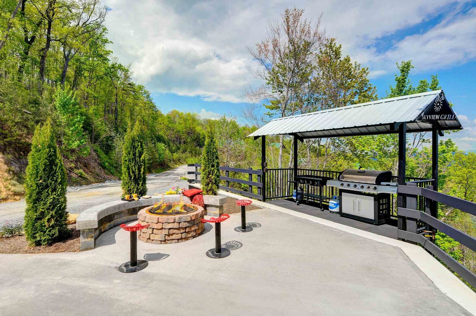 Mountain View Cabin in Pigeon Forge Featuring a Deck